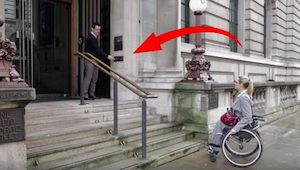  Kvinden i kørestol kunne ikke komme op ad trapperne. Se hvad der sker når mande